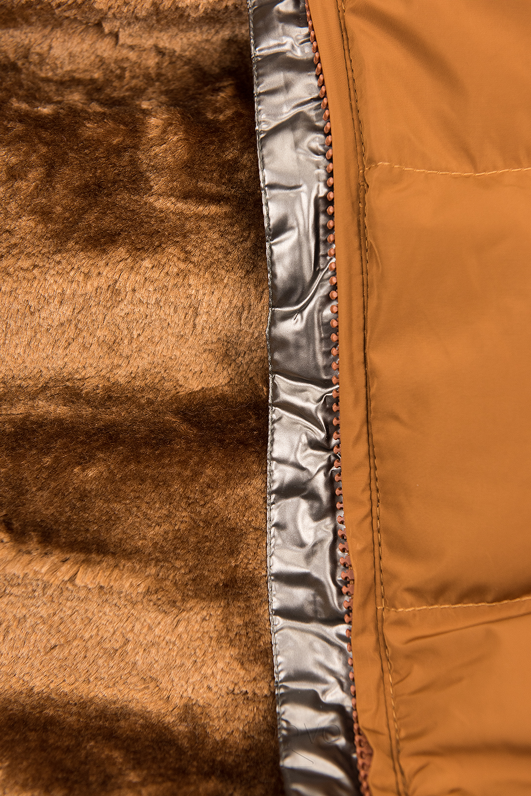 Karamelová zimná bunda so strieborným lemom