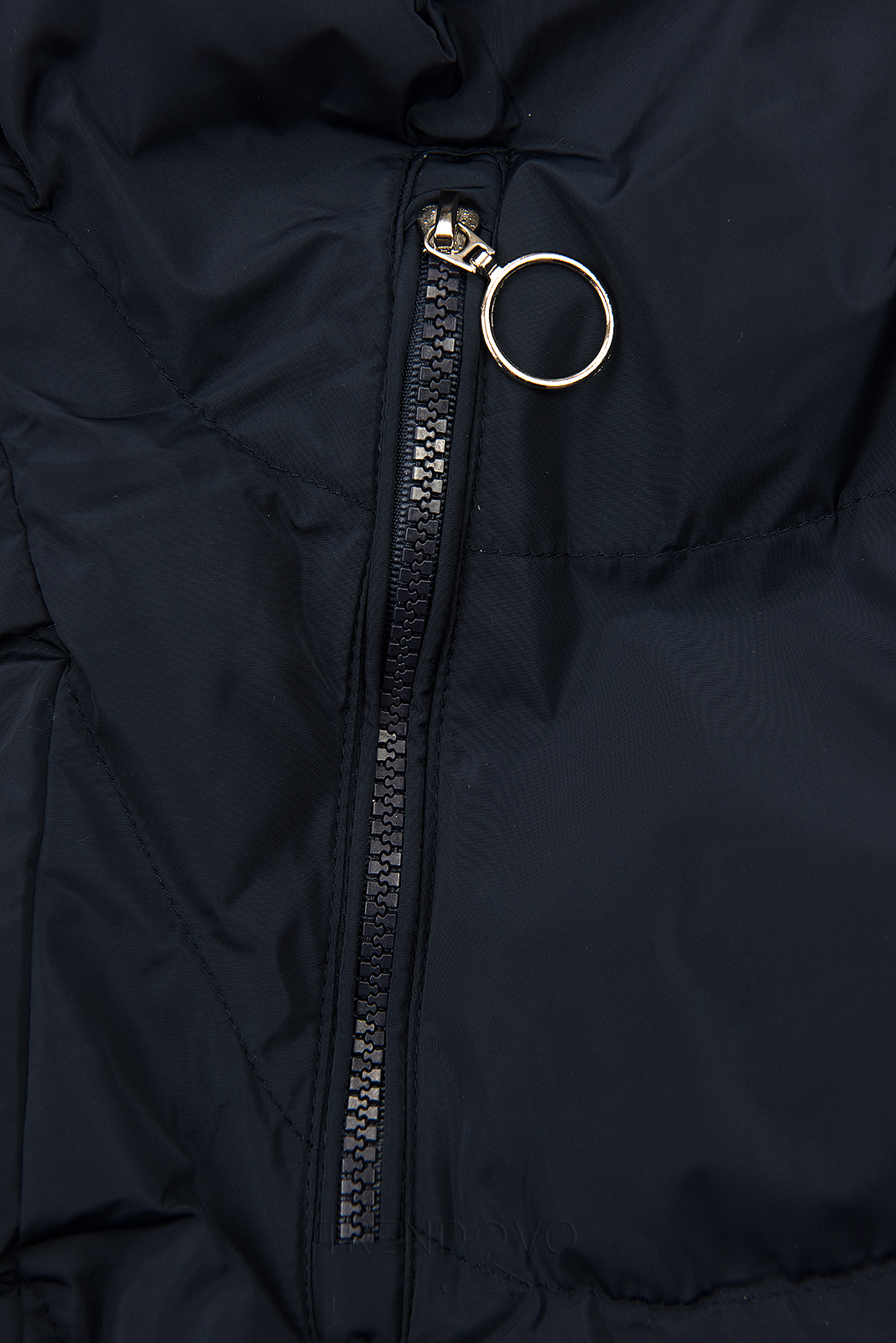 Tmavomodrá zimná bunda so strieborným lemom