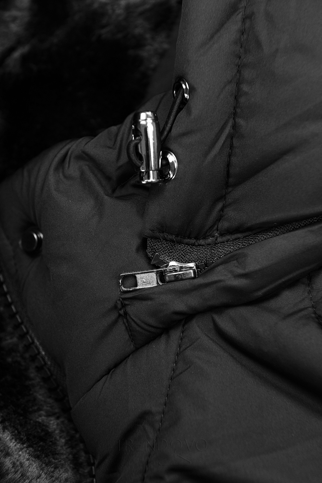 Čierna prešívaná bunda so sťahovaním v páse