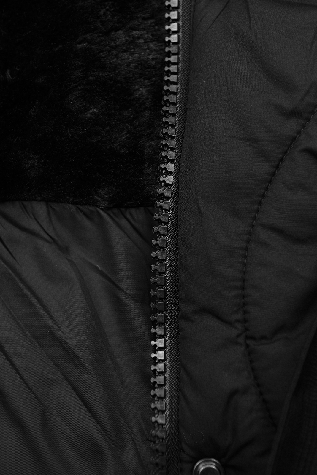 Čierna prešívaná bunda so sťahovaním v páse