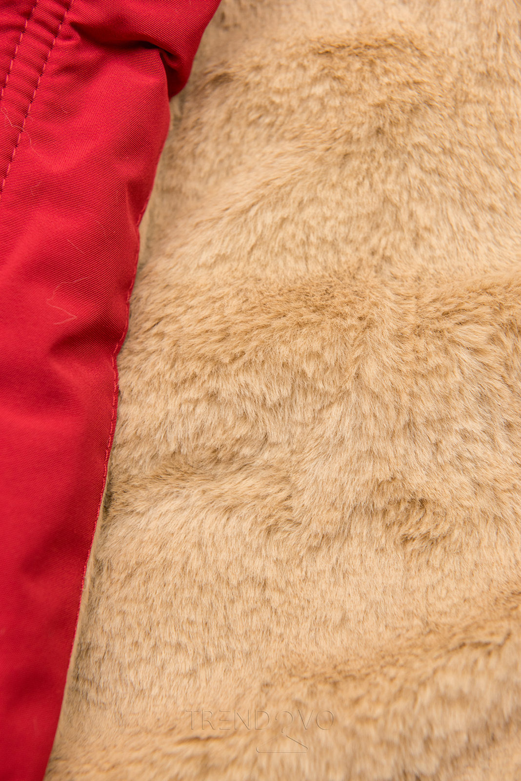 Červená parka na zimu s béžovým futrom
