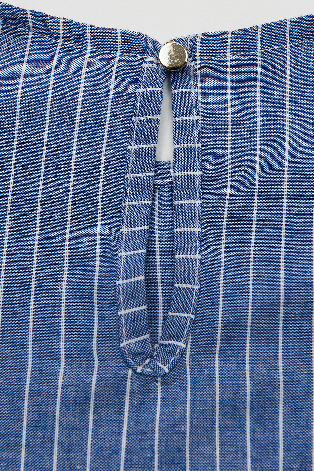 Modro-biele pruhované šaty s volánmi