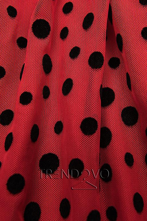 Červené šaty s bodkami