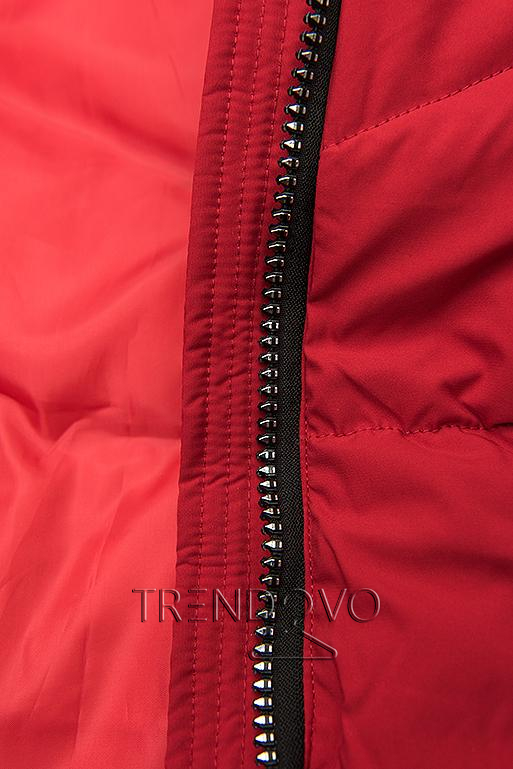 Červená zimná bunda s čiernymi detailami