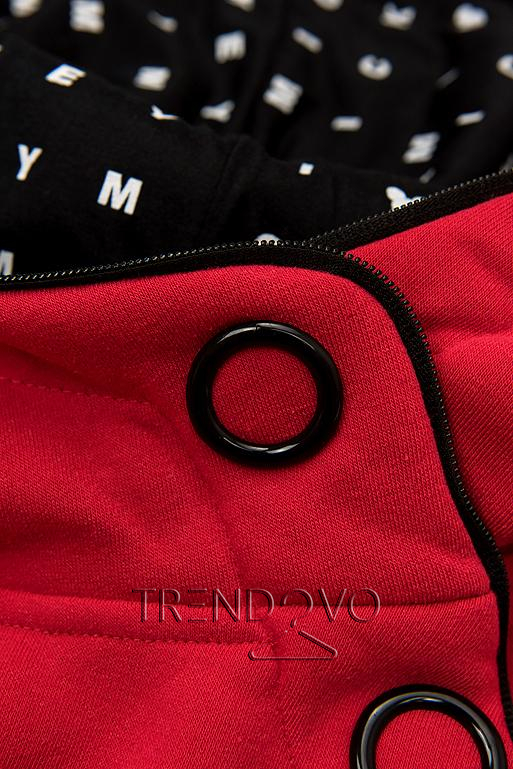 Červená tepláková súprava so vzorovanou kapucňou