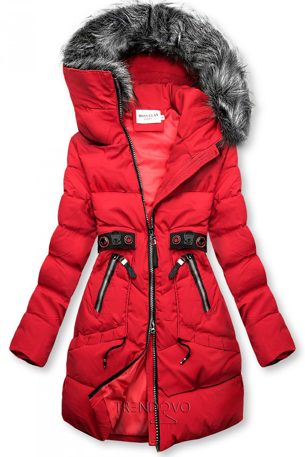 Červená zimná bunda s čiernymi detailami