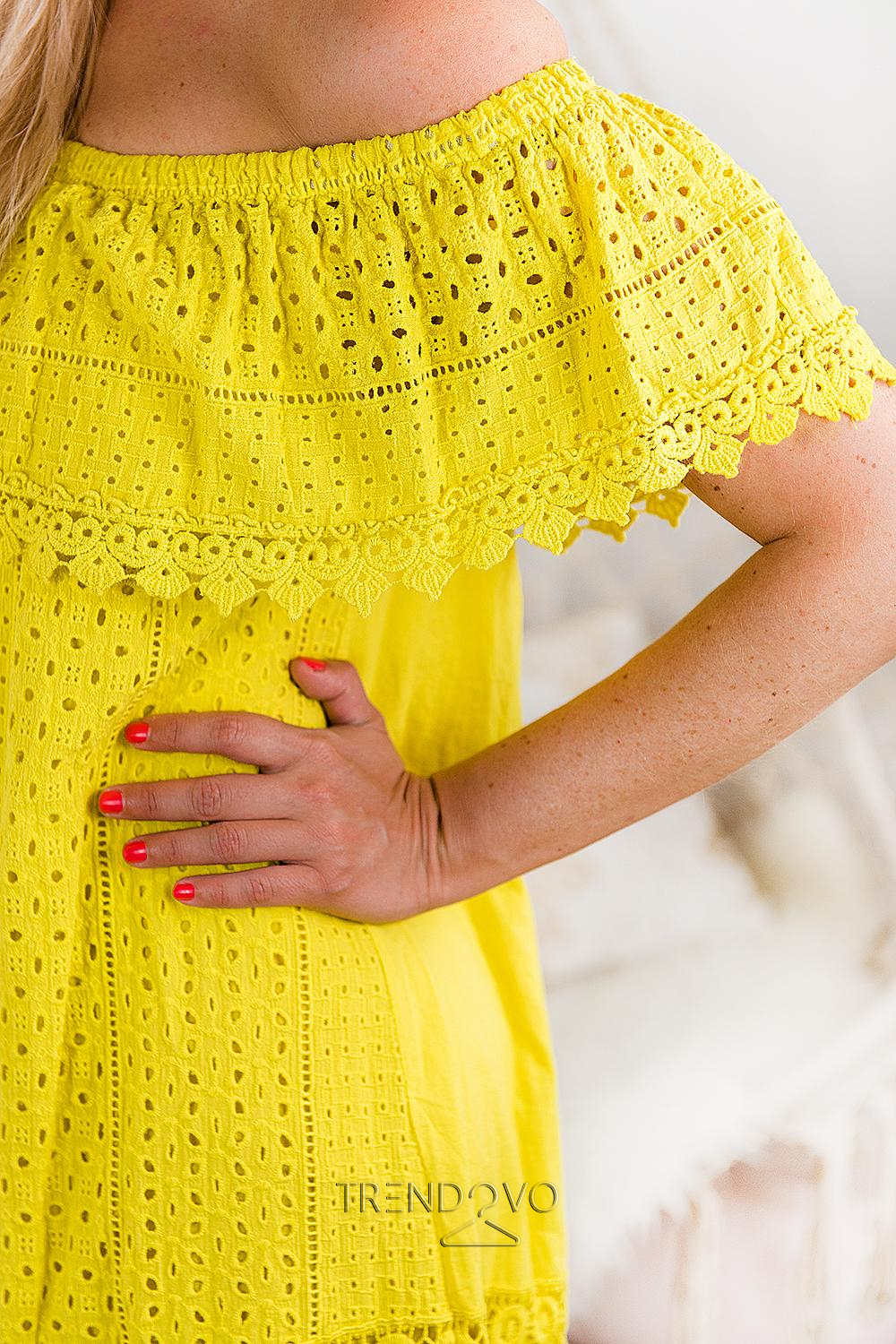 Žlté letné šaty s odhalenými ramenami