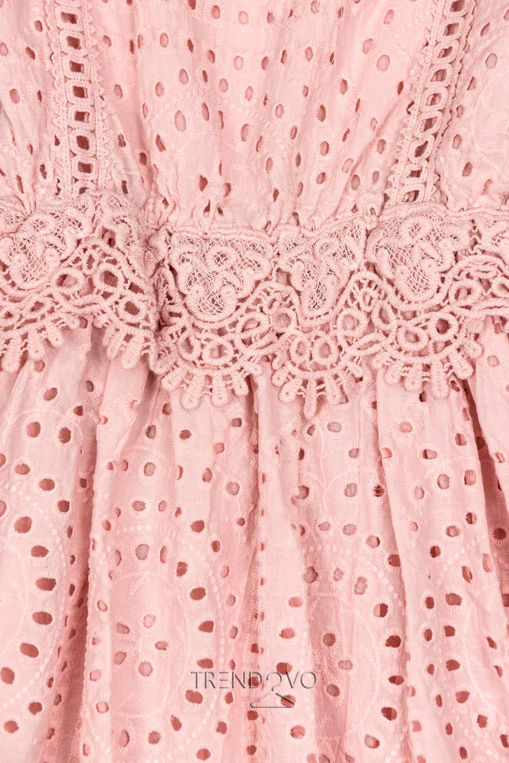 Ružové šaty s perforovanými výšivkami