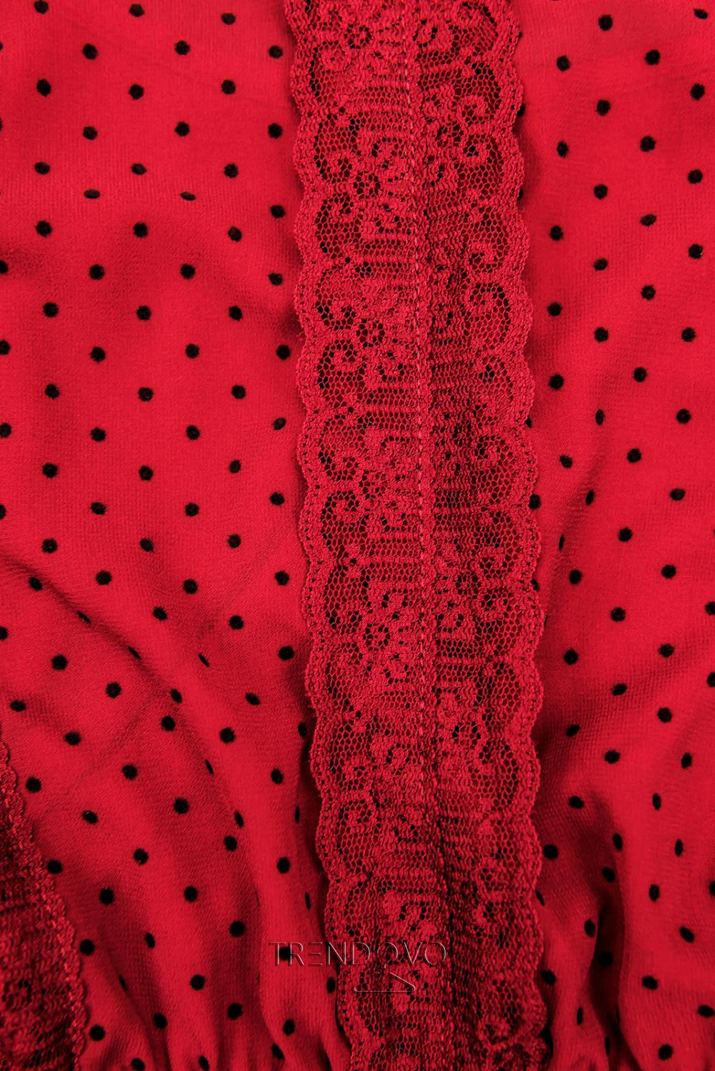 Červené elegantné bodkované šaty