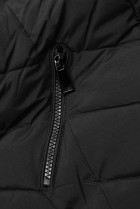 Čierna zimná bunda tvarovaná pre širšie boky