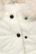 Krémovobiela zimná bunda tvarovaná pre širšie boky